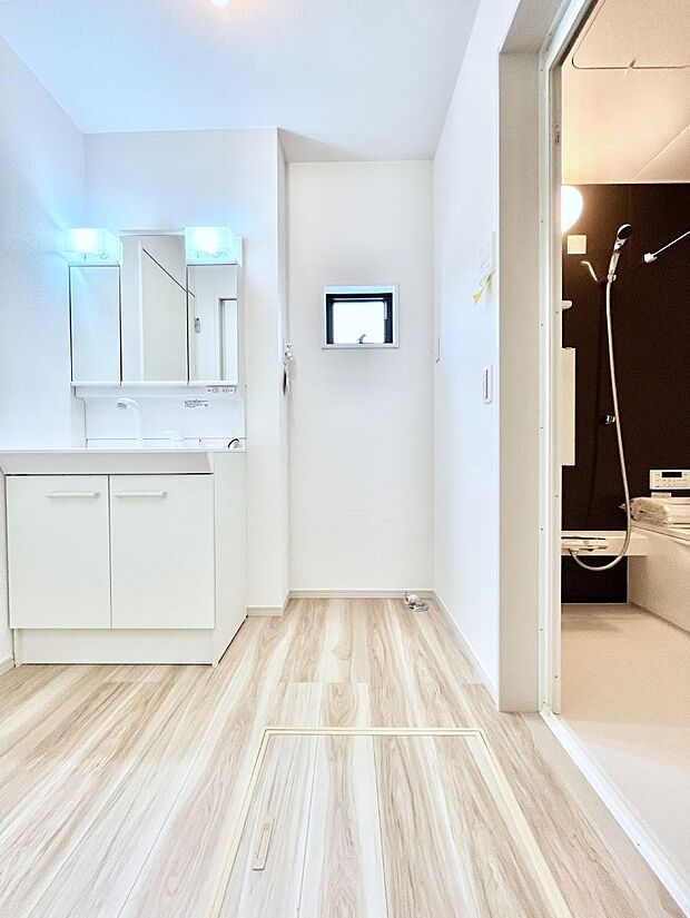 【洗面台・洗面所】◆1号棟◆~Dressing Room~ 明るく清潔感溢れるパウダールーム。毎日使う場所だからこそ、快適な空間となっております。シャンプードレッサーを採用しておりますので、朝シャンも手軽に出来ます。