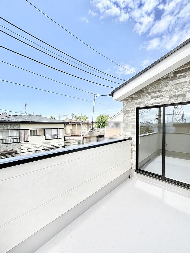 【バルコニー】～Balcony～ バルコニーは温かい陽がさしこみ、お布団や洗濯物を気持ちよく干すことができます。 使いやすく開放的なバルコニーです♪陽ざしがたっぷり降り注ぐ、バルコニー付き住まい。 