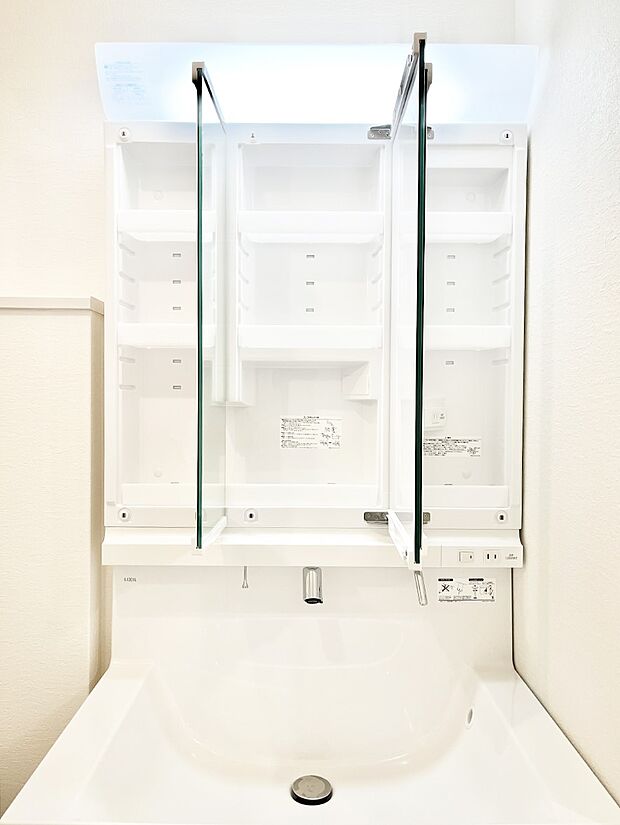 【その他設備(三面鏡裏収納)】三面鏡の裏に、化粧品や衛生用品などを収納可能。洗面台をすっきりと保ちます!