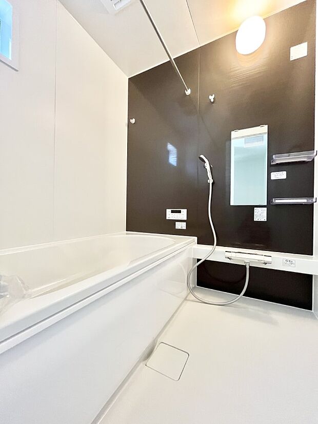 【浴室】~Bath Room~ 落ち着いた雰囲気の浴室で明日に向けてリフレッシュ。浴室乾燥機能も付いているので隣の洗濯機置き場で洗い上がった洗濯物を、雨の日も天気を気にせず乾燥させることも可能です。