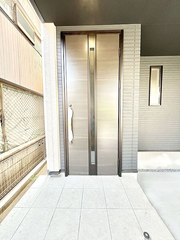 【玄関】大切な家族、来客を出迎える玄関。