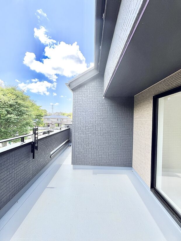 【バルコニー】~Balcony~ 南向きのバルコニーの前には雲以外に太陽を遮るものがありません。お洗濯物も乾きやすく、何より明るく気持ちのいい光が入ってきます。使いやすく開放的なバルコニーです♪