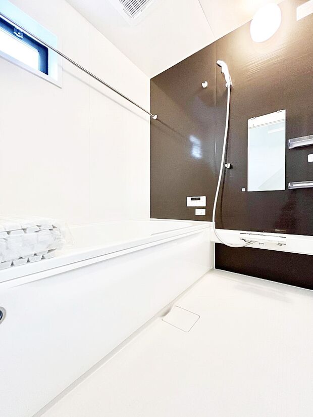 【浴室】~Bath Room~ 落ち着いた雰囲気の浴室で明日に向けてリフレッシュ。浴室乾燥機能も付いているので隣の洗濯機置き場で洗い上がった洗濯物を、雨の日も天気を気にせず乾燥させることも可能です。