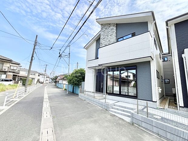 【前面道路含む現地写真】~Exterior~ 住宅地になっているので車量も少なく、静かな立地です。子育て環境も良好です♪♪周辺環境もあわせてご案内させて頂きます。