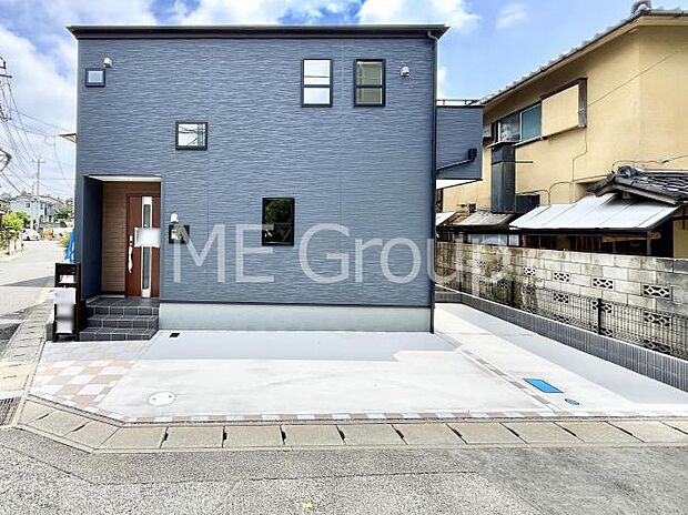 【駐車場】～Parking～ 嬉しいコンクリート仕上げのカースペース。雨の日も足元を気にせず外出できます。空いたスペースには、花や緑で彩るガーデニングもオススメです。  