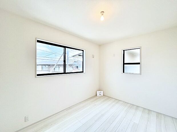 【寝室】～Bed Room～　2面採光を確保した明るい室内は、風通しも良く、大変居心地の良い空間となっております。爽やかな風を感じて起きる朝は、快適生活の始まりに！日当たりや通風がとても良い住まい♪