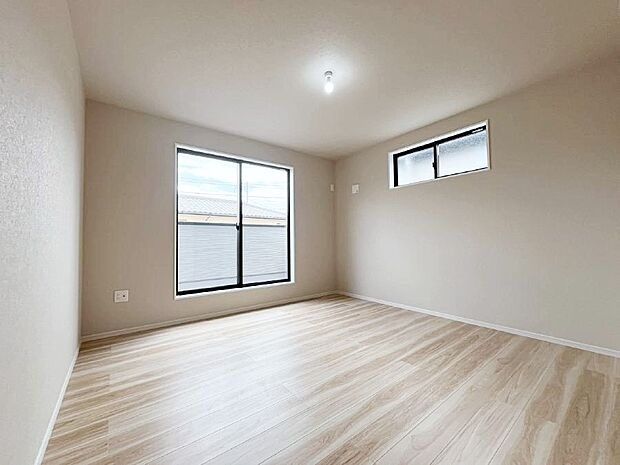 【寝室】～Bed Room～　バルコニーからの明るい日差しが差し込みます。日照に恵まれたお部屋。柔らかい自然光で朝目覚める暮らしが送れるだろう。また、機能的な収納を配置して、片付いた空間も実現出来そう。
