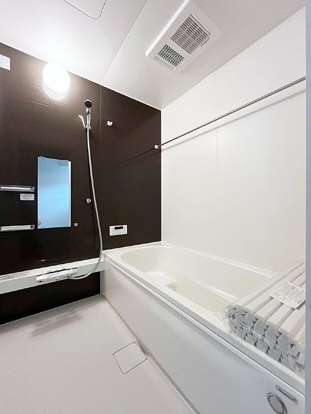 【浴室】～Bath Room～　落ち着いた雰囲気の浴室で明日に向けてリフレッシュ。浴室乾燥機能も付いているので隣の洗濯機置き場で洗い上がった洗濯物を、雨の日も天気を気にせず乾燥させることも可能です。