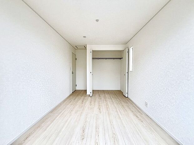 【寝室】～Bed Room～ 全居室には収納クローゼットを完備！普段使いのお洋服や小物はもちろん、季節物のお洋服などもしっかりと整理整頓おしまい頂けます。 居室空間を広く使用できますね。