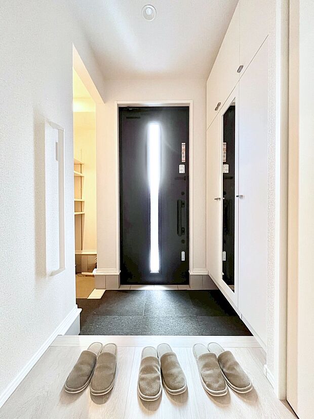 【玄関】◆1号棟◆～Entrance～　玄関は家の顔といわれますが我が家のセンスをさりげなく感じさせる魅力ある玄関造りも楽しみの一つ。帰宅する度に家族がほっとできる心地よい空間造りも大切ですね♪
