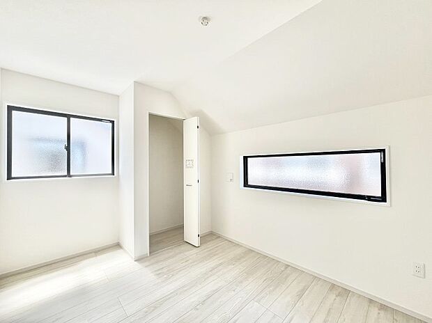 【寝室】◆１号棟◆～Bed Room～　マンションと違い部屋数が多いのが戸建てのメリットです。ご家族が増えたことで手狭に感じていた住まいも戸建てでは各居室プライバシーを保つことができます。