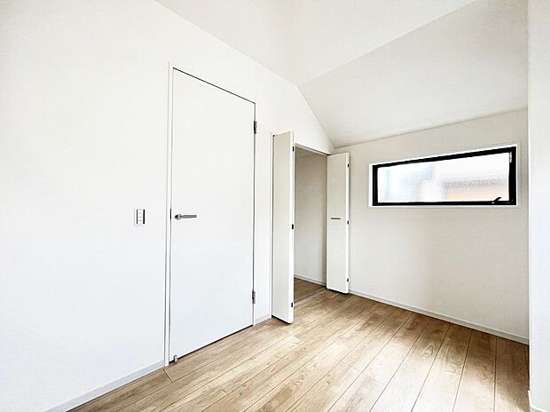 【寝室】～Bed Room～　部屋数が多いのが戸建てのメリットです。ご家族が増えたことで手狭に感じていた住まいも戸建てでは各居室プライバシーを保つことができます。住まいにゆとりが生まれ心もリラックスできます♪