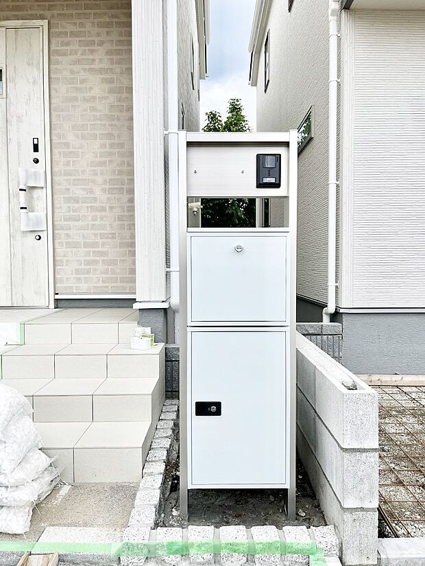 【その他現地】表札・インターホン・ポスト・宅配ＢＯＸをひとつに集約。エントランスになじむシンプルデザイン。