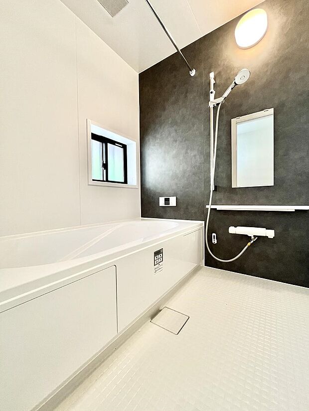 【浴室】~Bath Room~ 落ち着いた雰囲気の浴室で明日に向けてリフレッシュ。浴室乾燥機能も付いているので隣の洗濯機置き場で洗い上がった洗濯物を、雨の日も天気を気にせず乾燥させることも可能です。