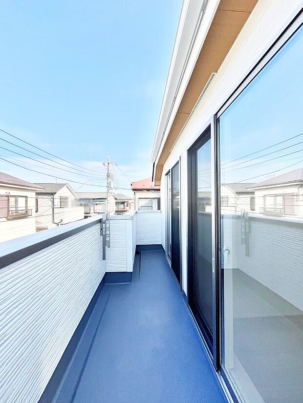 【バルコニー】~Balcony~ バルコニーは温かい陽がさしこみ、お布団や洗濯物を気持ちよく干すことができます。 使いやすく開放的なバルコニーです♪陽ざしがたっぷり降り注ぐ、バルコニー付き住まい。