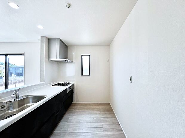 【ダイニングキッチン】◆C号棟◆~Kitchen~ 自然光が入る窓のあるキッチン☆毎日使う場所だからこそ、使い勝手を考慮しました。ゆったりとしたキッチンコーナーは質感豊かな仕上がりとなっております。