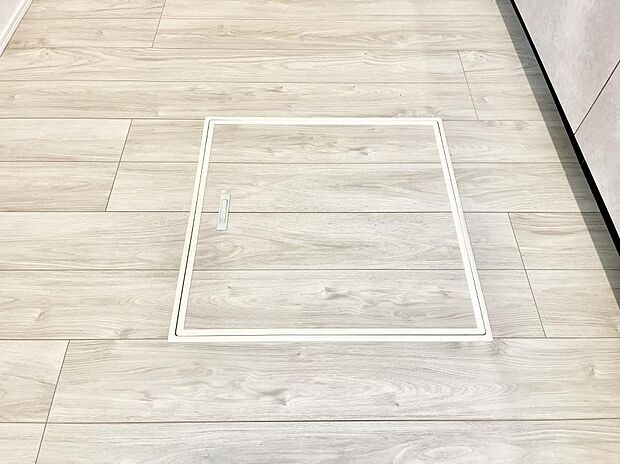 【その他設備(床下収納)】床下収納付き!日用品・非常用品の収納にも大活躍。