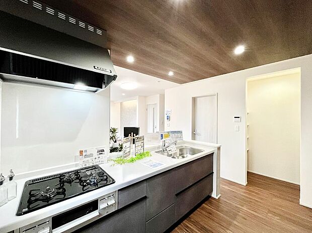 【ダイニングキッチン】～Kitchen～ リビングが見渡せるカウンターキッチン。料理をしながら家族とコミュニケーションをとれるだけでなく、大きな開放感も得ることができます。お子様の成長も感じることができますね！　