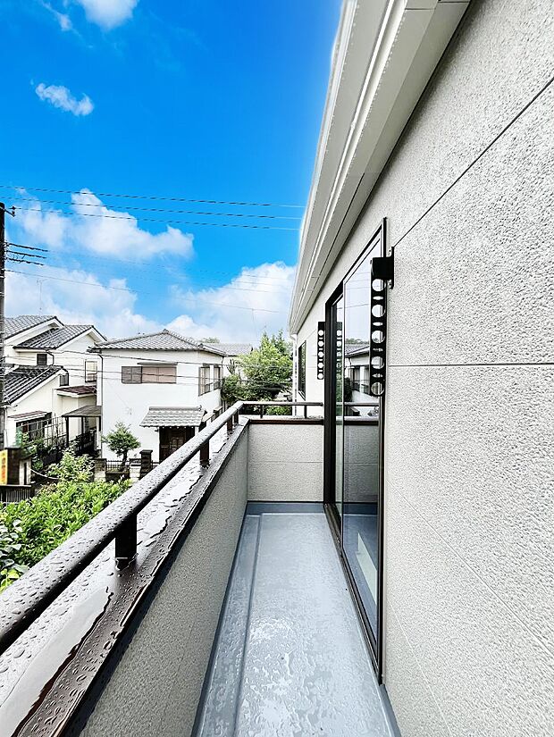 【バルコニー】~Balcony~ バルコニーは温かい陽がさしこみ、お布団や洗濯物を気持ちよく干すことができます。 使いやすく開放的なバルコニーです♪陽ざしがたっぷり降り注ぐ、バルコニー付き住まい。