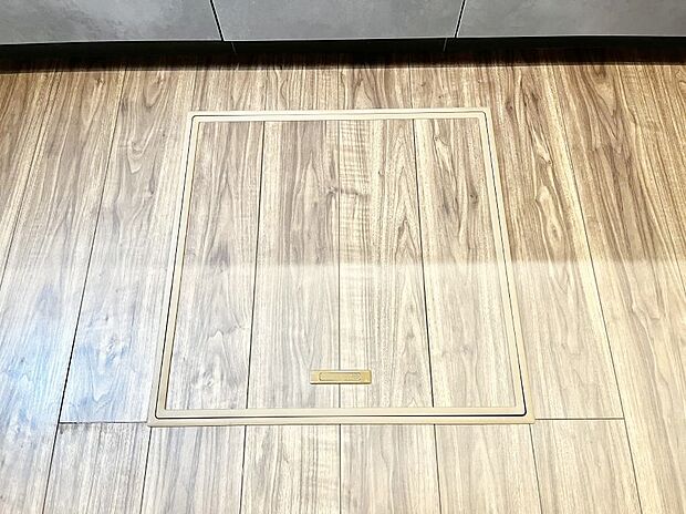 【その他設備(床下収納)】床下収納付き！日用品・非常用品の収納にも大活躍。