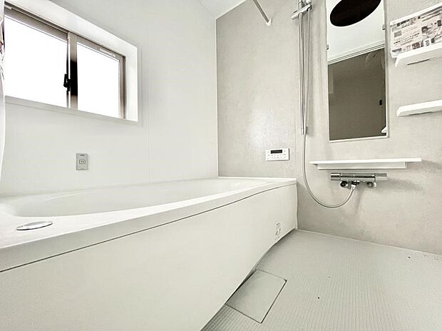 【浴室】◆1号棟◆~Bath Room~ 足を伸ばして入浴することが可能!一日の疲れを癒す貴重なバスタイムです。お子様とご一緒でも十分な広さなので、リビングとは違った家族団欒のひと時をお楽しみいただけます。