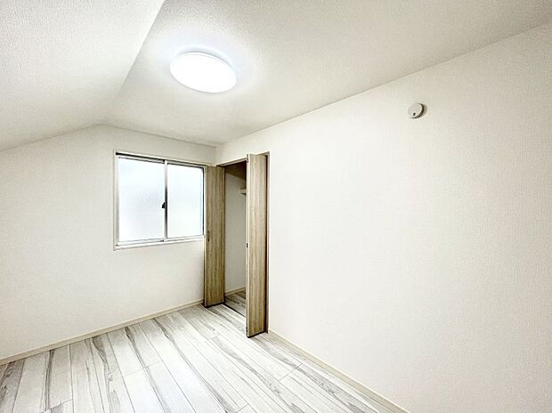 【寝室】◆2号棟◆~Bed Room~ 全居室には収納クローゼットを完備!普段使いのお洋服や小物はもちろん、季節物のお洋服などもしっかりと整理整頓おしまい頂けます。 居室空間を広く使用できますね。