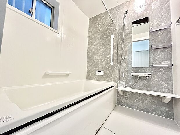 【浴室】◆2号棟◆~Bath Room~ 窓付きのバスルームは、採光もあり明るく気持ちの良い空間です。窓があることで、換気環境も良好。ゆったり寛げるバスルームで、毎日のバスタイムが楽しみになりそうです。