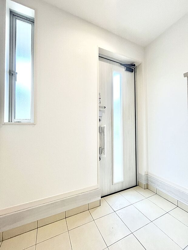 【玄関】◆2号棟◆~Entrance~ 玄関は家の顔といわれますが我が家のセンスをさりげなく感じさせる魅力ある玄関造りも楽しみの一つ。帰宅する度に家族がほっとできる心地よい空間造りも大切ですね♪