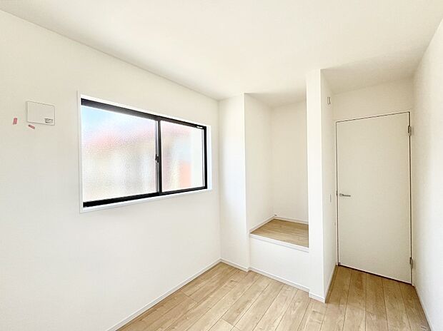 【寝室】~Bed Room~ 全居室には収納クローゼットを完備!普段使いのお洋服や小物はもちろん、季節物のお洋服などもしっかりと整理整頓おしまい頂けます。 居室空間を広く使用できますね。