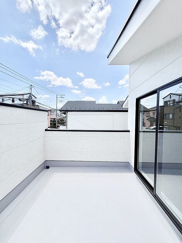 【バルコニー】~Balcony~ バルコニーは温かい陽がさしこみ、お布団や洗濯物を気持ちよく干すことができます。 使いやすく開放的なバルコニーです♪陽ざしがたっぷり降り注ぐ、バルコニー付き住まい。