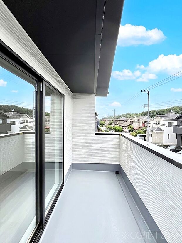 【バルコニー】~Balcony~ 大きな空に囲まれた気持ちのいい家。バルコニーを覗くだけで圧倒的な開放感に包まれます。バルコニーは陽がさしこみお布団や洗濯物を気持ちよく干すことができます。