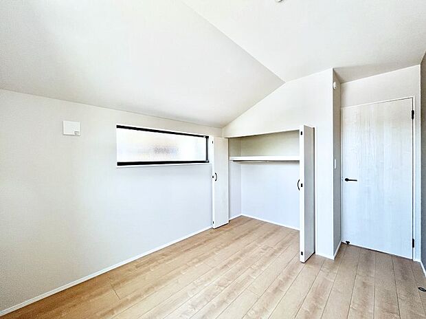 【寝室】~Bed Room~ 全居室には収納クローゼットを完備!普段使いのお洋服や小物はもちろん、季節物のお洋服などもしっかりと整理整頓おしまい頂けます。 居室空間を広く使用できますね。