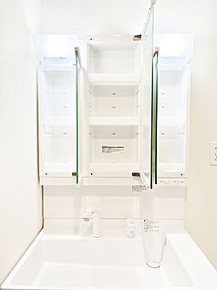その他設備(三面鏡裏収納)