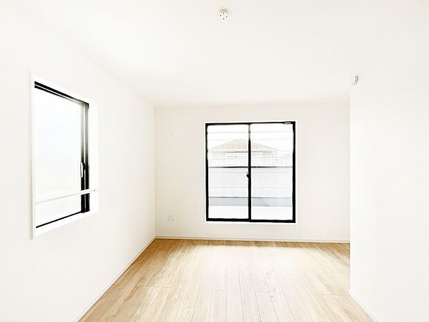 【寝室】~Bed Room~ バルコニーからの明るい日差しが差し込みます。日照に恵まれたお部屋。柔らかい自然光で朝目覚める暮らしが送れるだろう。また、機能的な収納を配置して、片付いた空間も実現出来そう。