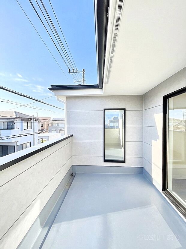 【バルコニー】~Balcony~ バルコニーは温かい陽がさしこみ、お布団や洗濯物を気持ちよく干すことができます。 使いやすく開放的なバルコニーです♪陽ざしがたっぷり降り注ぐ、バルコニー付き住まい。
