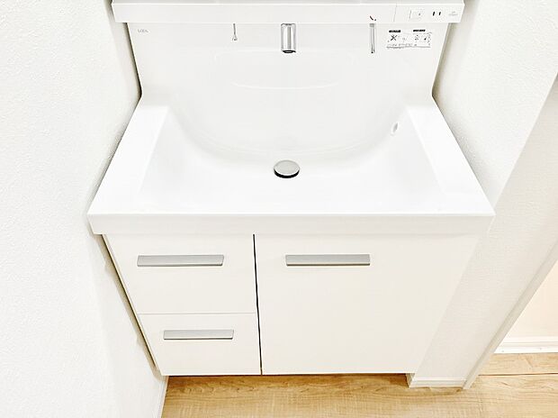 【その他設備(シャワー水栓洗面化粧台)】ハンドシャワー付き!使いやすい洗面台。