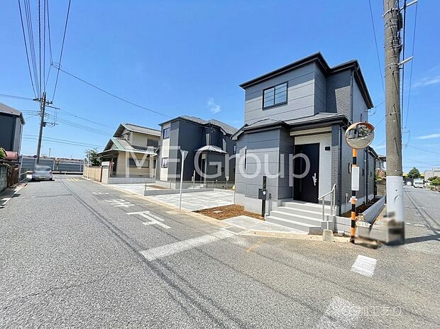 【前面道路含む現地写真】~Exterior~ 前面道路は閑静な住宅地をはしる車通りの少ない道路。駐車の出し入れもらくらくです!ご不明点・現地見学のご希望は、お気軽にお問い合わせください!