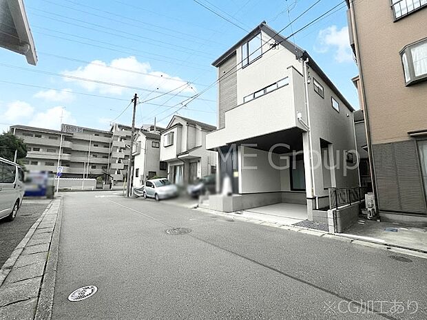 【前面道路含む現地写真】~Exterior~ 前面道路は閑静な住宅地をはしる車通りの少ない道路。駐車の出し入れもらくらくです!ご不明点・現地見学のご希望は、お気軽にお問い合わせください!