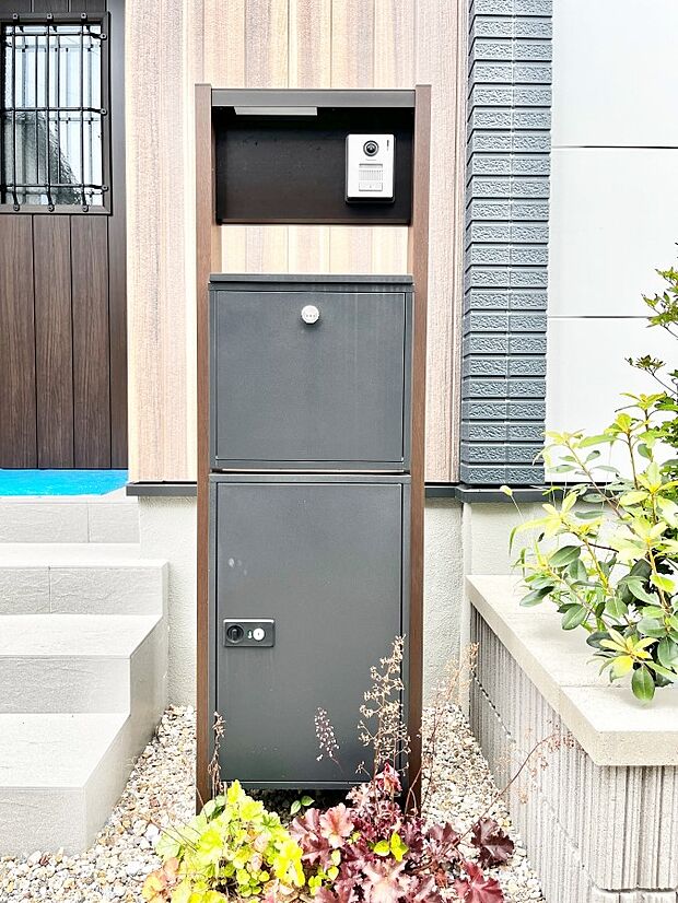 【その他現地】表札・インターホン・ポスト・宅配ＢＯＸをひとつに集約。エントランスになじむシンプルデザイン。