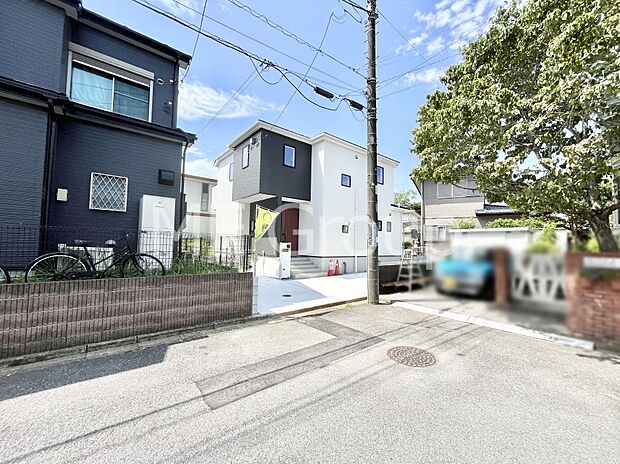 【前面道路含む現地写真】~Exterior~ 前面道路は閑静な住宅地をはしる車通りの少ない道路。駐車の出し入れもらくらくです!ご不明点・現地見学のご希望は、お気軽にお問い合わせください!