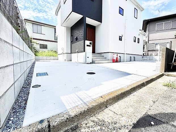 【駐車場】～Parking～　駐車場２台置けます！(車種による)自転車置き場や物置場として、お子様の遊ぶスペースとして、ゆとりある敷地だからこそ可能な多用途にご利用いただけるスペースです。