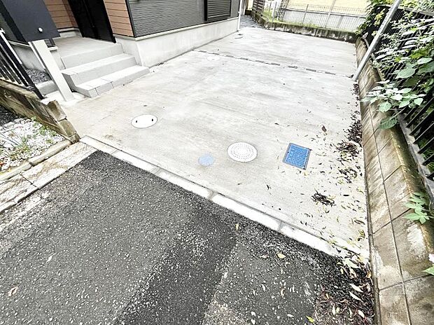 【駐車場】～Exterior～　嬉しいコンクリート仕上げのカースペース。 雨の日も足元を気にせず外出できます。 空いたスペースには、花や緑で彩るガーデニングもオススメです。