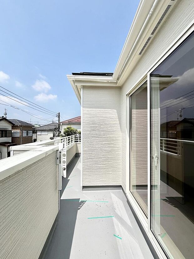 【バルコニー】~Balcony~ 南向きのバルコニーの前には雲以外に太陽を遮るものがありません。お洗濯物も乾きやすく、何より明るく気持ちのいい光が入ってきます。使いやすく開放的なバルコニーです♪