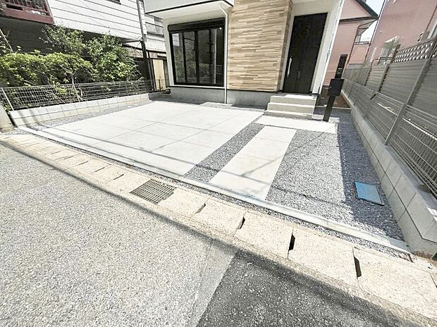 【駐車場】~Parking~ 駐車場2台置けます!(車種による)自転車置き場や物置場として、お子様の遊ぶスペースとして、ゆとりある敷地だからこそ可能な多用途にご利用いただけるスペースです。