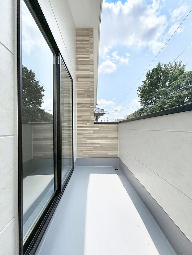 【バルコニー】~Balcony~ 大きな空に囲まれた気持ちのいい家。バルコニーを覗くだけで圧倒的な開放感に包まれます。バルコニーは陽がさしこみお布団や洗濯物を気持ちよく干すことができます。