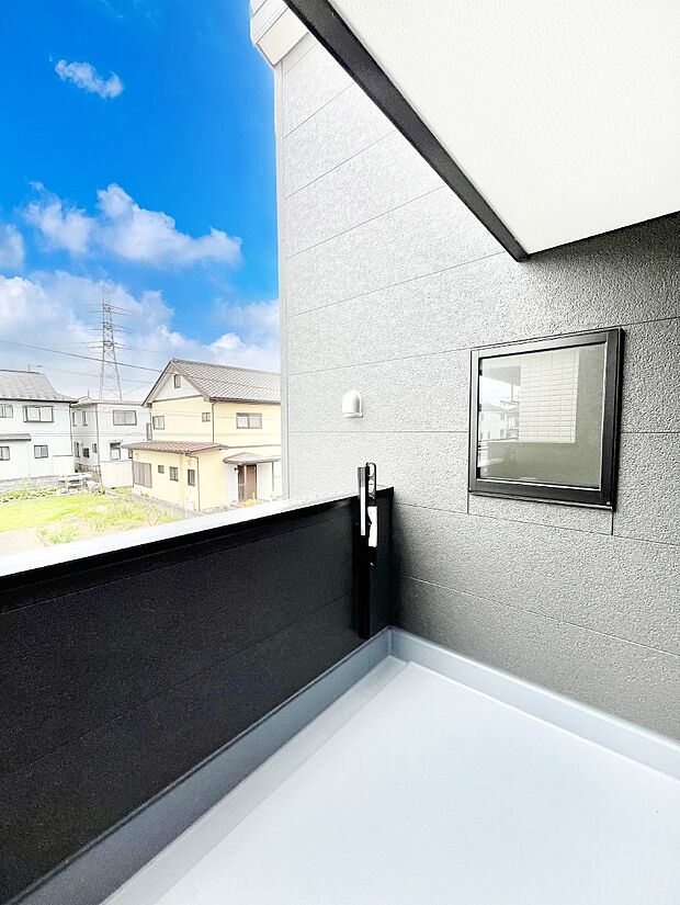 【バルコニー】ゆったりバルコニーだから沢山お洗濯ものを干せます。