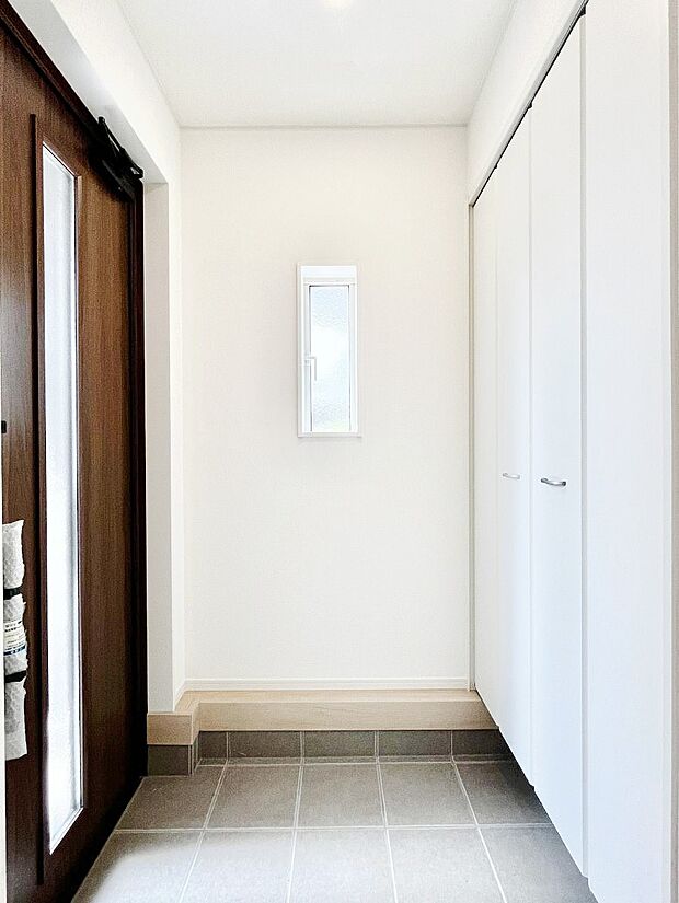 【玄関】~Entrance~ 家の中でお客様を迎える最初の場所である玄関は、家の印象そのものです!豊富な玄関収納で、常に綺麗に保つことが出来ます♪玄関にはたっぷり収納の下駄箱を完備!