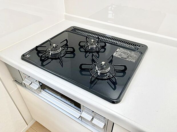 【その他設備(三ツ口コンロ)】三口ガスコンロでお料理が一気にはかどりそう