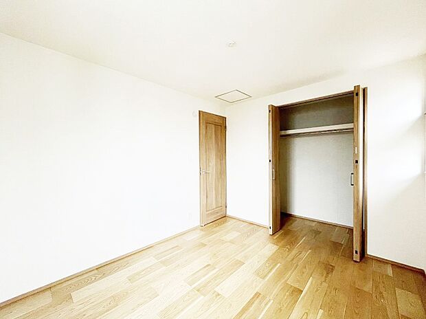 【寝室】◆A号棟◆~Bed Room~ 全居室には収納クローゼットを完備!普段使いのお洋服や小物はもちろん、季節物のお洋服などもしっかりと整理整頓おしまい頂けます。 居室空間を広く使用できますね。