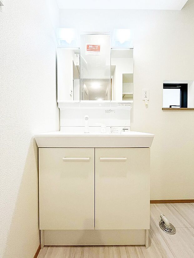 【洗面台・洗面所】◆A号棟◆~Dressing Room~ 暗くなりがちな洗面所も窓があると採光と換気が可能なので気持ちよくお使い頂けます。三面鏡タイプの洗面台は鏡裏収納で散らかりがちな洗面所もスッキリ♪